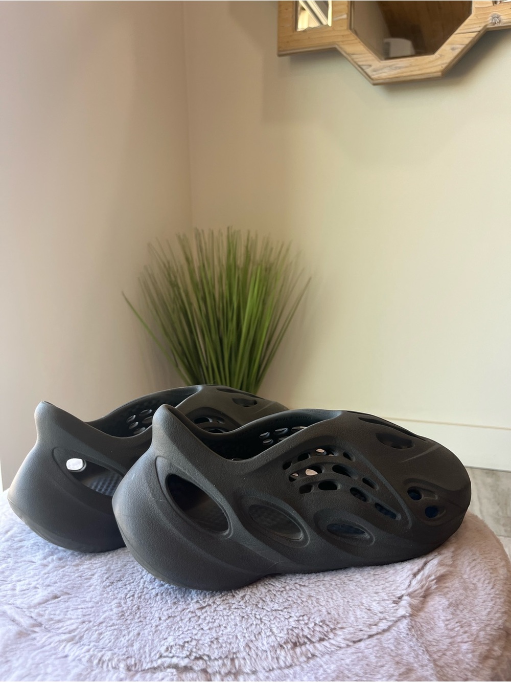 Yeezy Foam Runner in Charcoal Gray - Picture 4 of 7